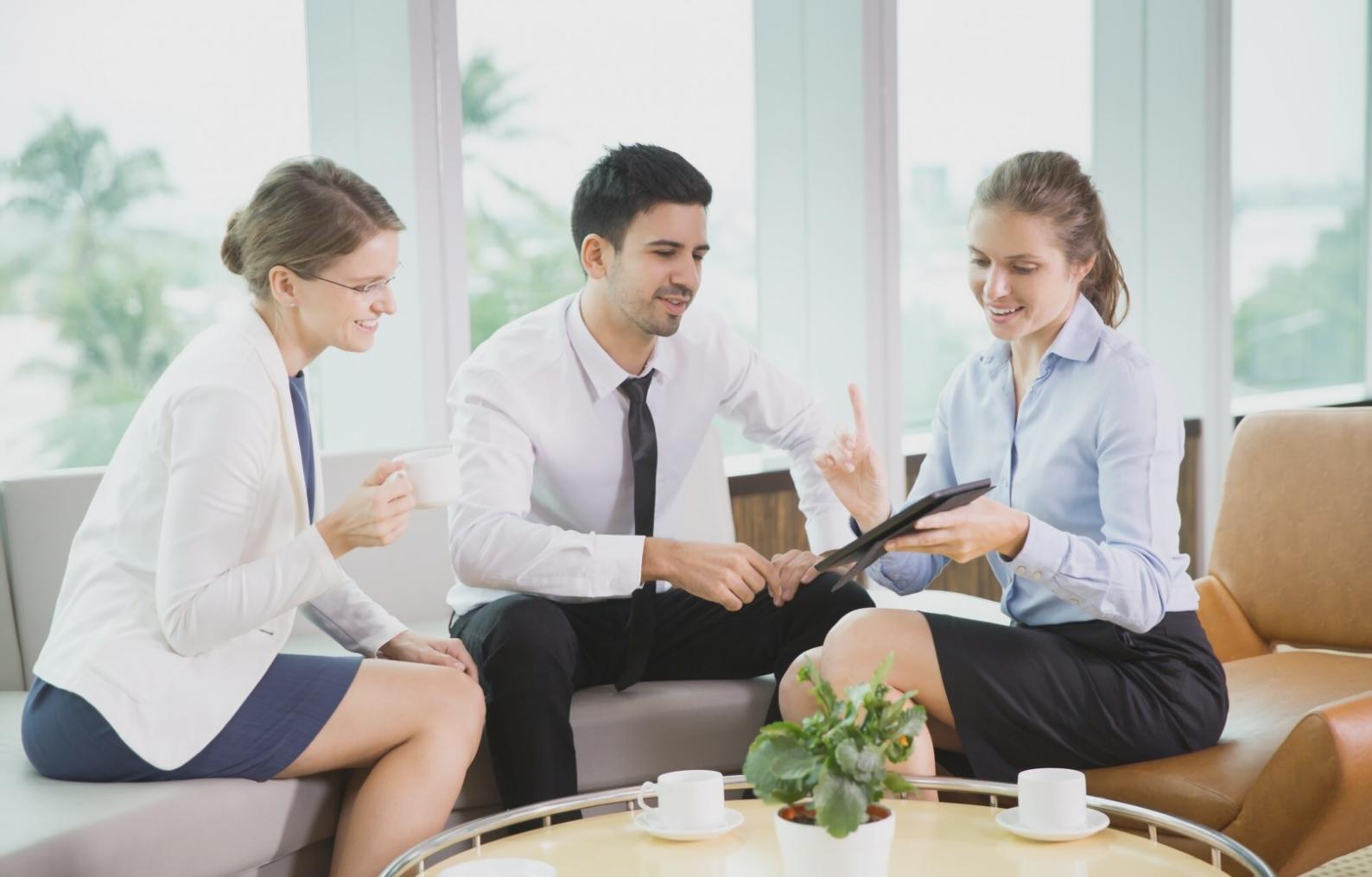 Conseiller financier expliquant des documents à un client dans un bureau moderne